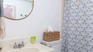 Shower, hair dryer, towels, shampoo