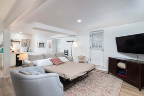 Tabla de planchar con plancha, wifi gratis y ropa de cama 