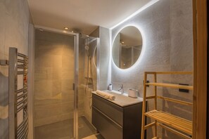 Shower, free toiletries, hair dryer, towels - Appartement Jorat - Welkeys (Megève)