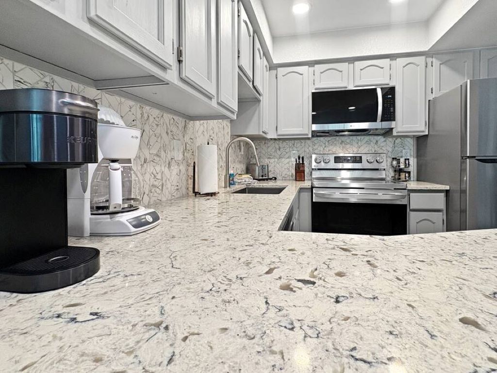 Mikrobølgeovn, ovn, kokeplater og oppvaskmaskin