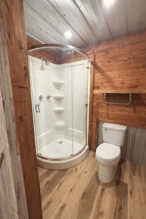 Sèche-cheveux, serviettes fournies, savon, shampoing