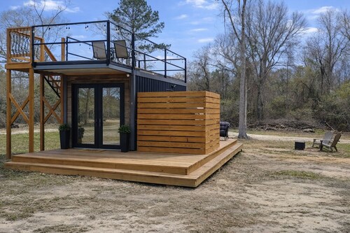The Roof Top Container Home with Hot Tub just 15 min. from Franklinton LA