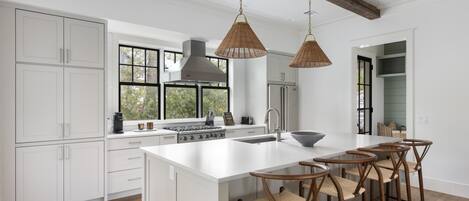 Kühlschrank, Mikrowelle, Ofen, Geschirrspüler