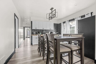 Charming 4BR Niagara Apartment Great Location