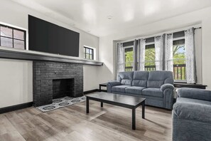 Living area - Charming 4BR Niagara Apartment Great Location (Niagara Falls)