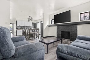 Living area - Charming 4BR Niagara Apartment Great Location (Niagara Falls)