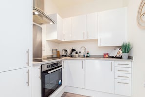 Private kitchen - Quaint 2-bedroom apartment in the heart of Slough (Slough)