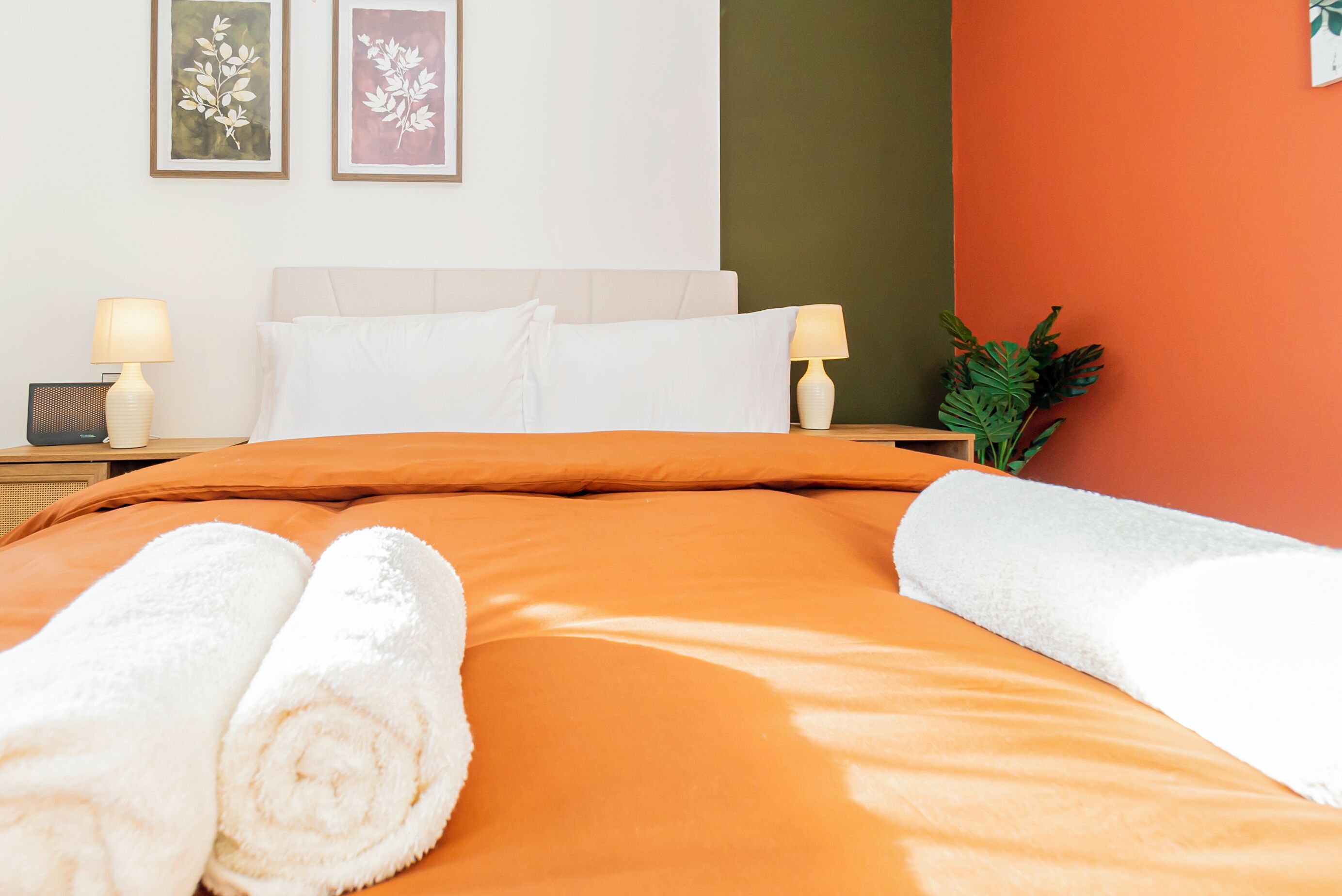 Tabla de planchar con plancha, wifi y ropa de cama 