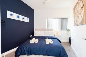 Iron/ironing board, WiFi, bed sheets - Quaint 2-bedroom apartment in the heart of Slough (Slough)
