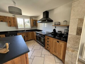 Fridge, microwave, oven, dishwasher - Near Nîmes, spacious villa with A/C, nice swimming pool, pets allowed (1). (GARONS)