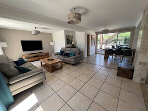TV - Near Nîmes, spacious villa with A/C, nice swimming pool, pets allowed (1). (GARONS)