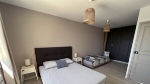 4 bedrooms, free WiFi - Near Nîmes, spacious villa with A/C, nice swimming pool, pets allowed (1). (GARONS)