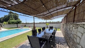 Outdoor dining - Near Nîmes, spacious villa with A/C, nice swimming pool, pets allowed (1). (GARONS)