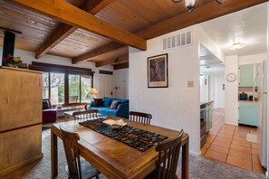 TV connectée, cheminée, livres