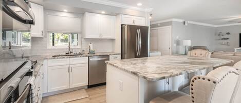 Réfrigérateur, micro-ondes, four, plaque de cuisson