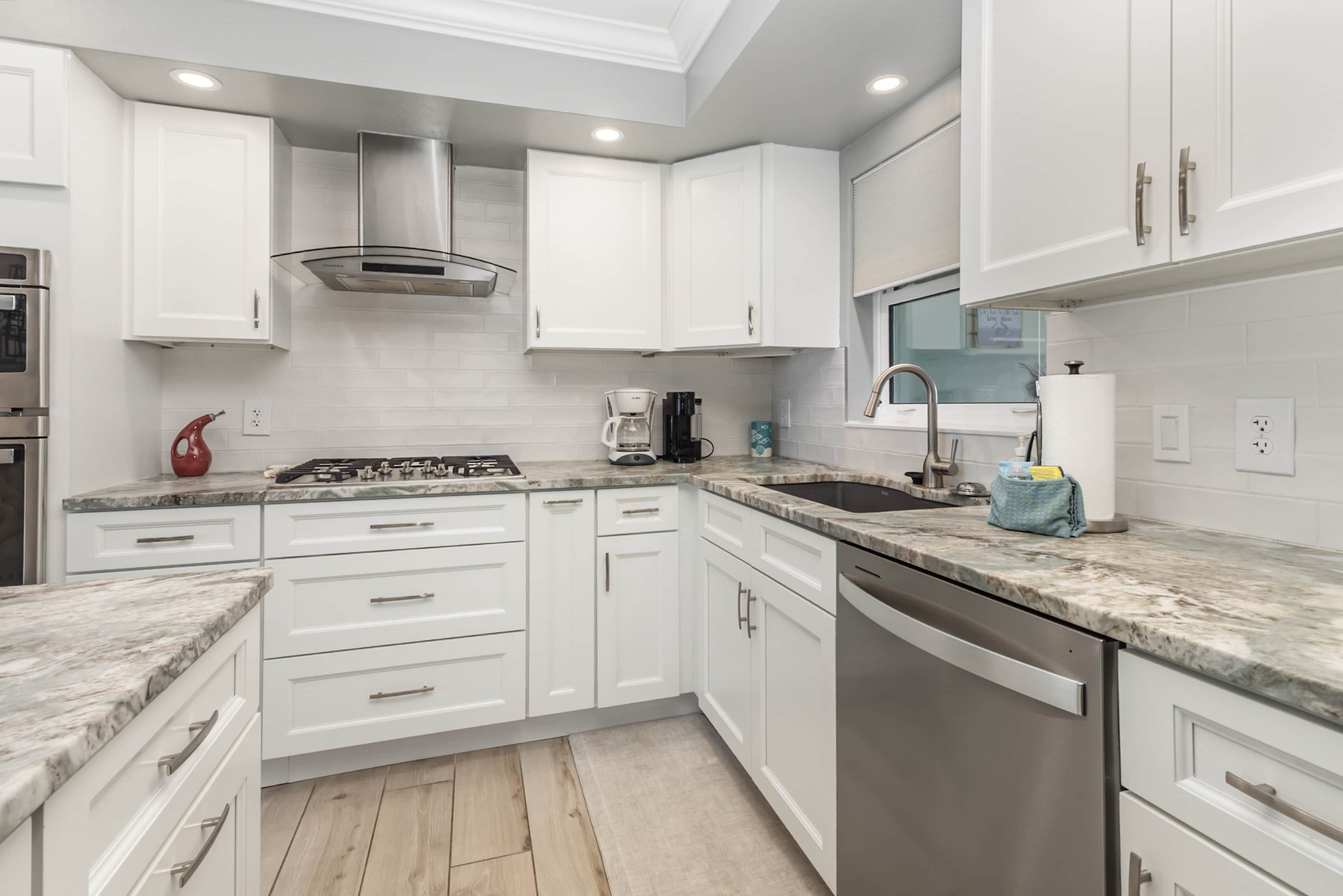 Jääkaappi, mikroaaltouuni, uuni, liesi