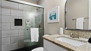 Regadera, secadora de cabello, toallas, jabón