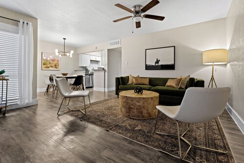 Lovely 2-bedroom apartment Across From AT&T Stadium and Globe Life Field