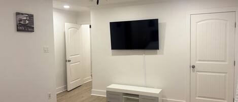 Tabla de planchar con plancha, wifi y ropa de cama