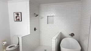Ein Badezimmer mit Dusche, Toilette und Badewanne.