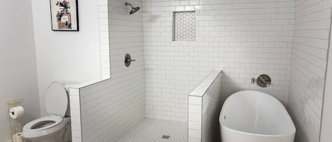 Serviettes fournies, savon, papier toilette