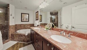 Chuveiro, banheira de hidromassagem, secador de cabelo, toalhas de banho