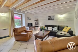 TV, books, stereo - Le Havre de Kerariou (TREBEURDEN)