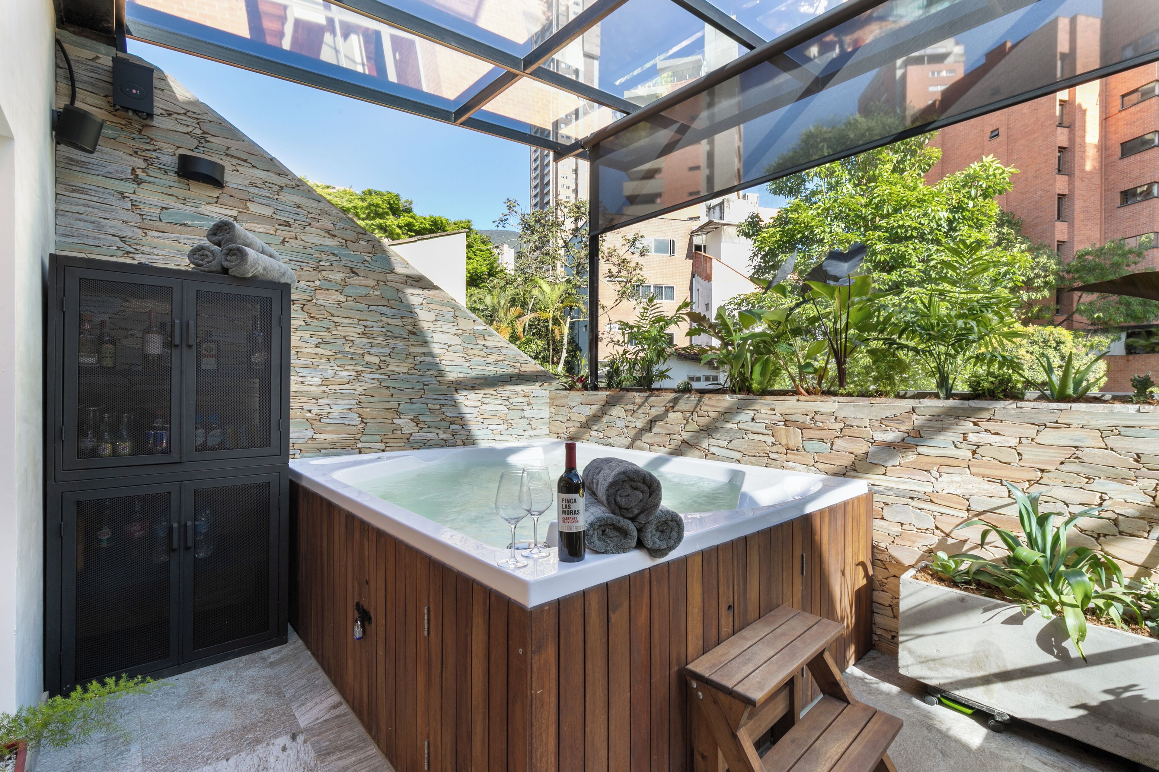 Outdoor spa tub