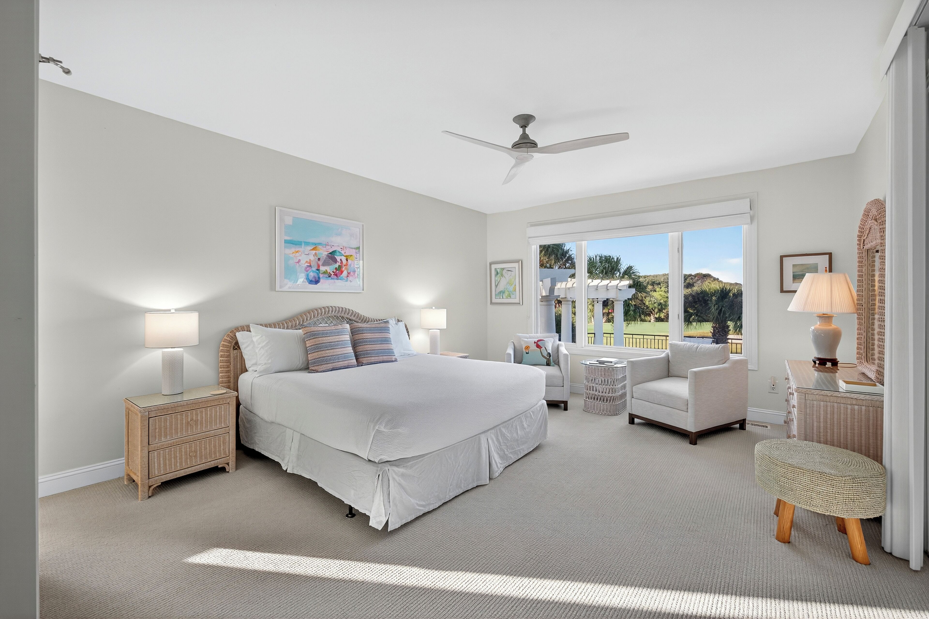 Skrivebord, strykejern/-brett, wi-fi (inkludert) og sengetøy