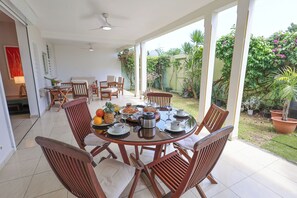Outdoor dining - Appt La Papaye Jaune, 5pers 3ch, beaches, marina, restaurants and shops on foot (Saint-François)