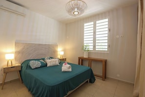 3 bedrooms, iron/ironing board, Internet, bed sheets - Appt La Papaye Jaune, 5pers 3ch, beaches, marina, restaurants and shops on foot (Saint-François)