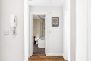 Shower, hair dryer, towels, soap - Perfect 2-bedroom apartment in bright and lively Brighton and Hove (Brighton and Hove)