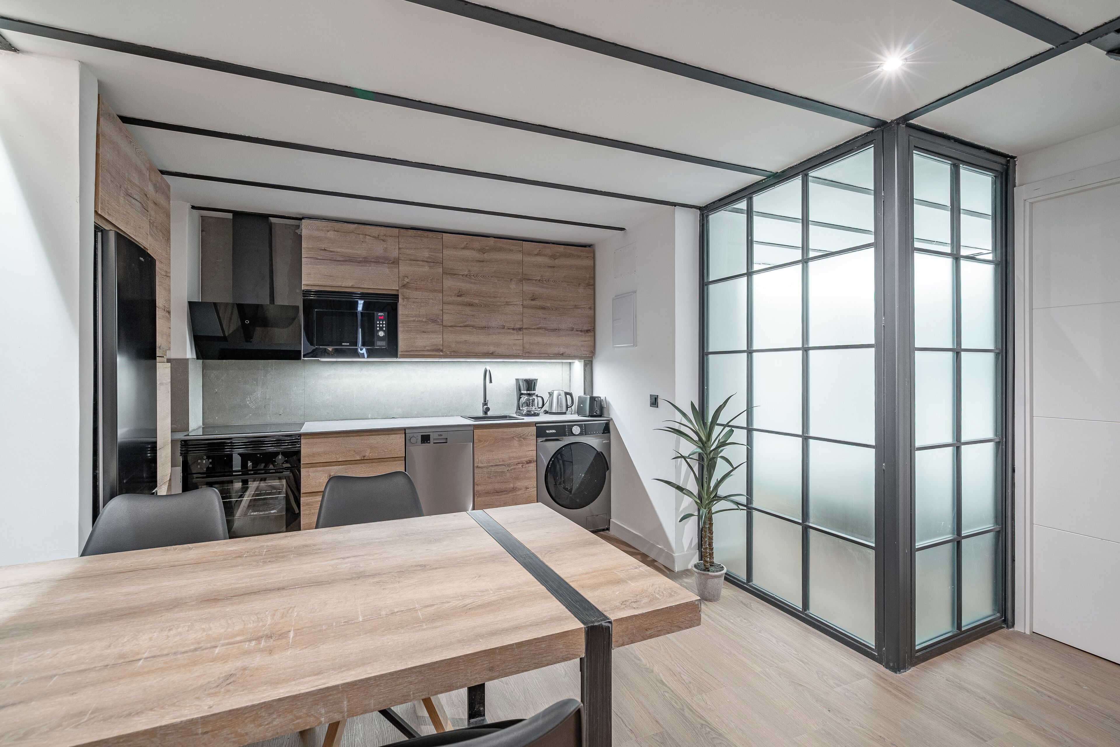 Réfrigérateur, four à micro-ondes, un four, surface de cuisson