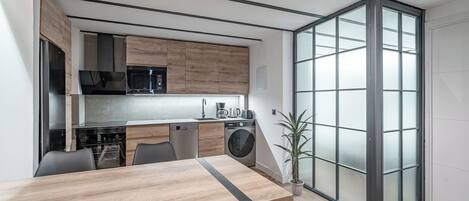 Réfrigérateur, four à micro-ondes, un four, surface de cuisson