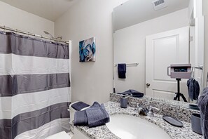 Shower, hair dryer, towels - Coastal home with community pool, close to beach and local attractions! (Bolivia)