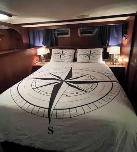 3-bedroom Yacht, Private Beach Yacht Club, sleeps 10, AC, Key West