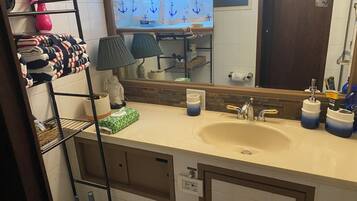 Dusch, hårtork, handdukar och tvål