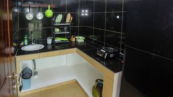 Kahden hengen deluxe-huone, näköala uima-altaalle | Yksityinen keittiö | Jääkaappi