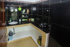 Chambre Double Deluxe, vue piscine | Cuisine privée | Réfrigérateur dans l'espace commun