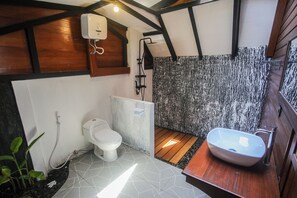 Quarto casal tradicional, sacada, vista para o parque | Banheiro | Chuveiro, toalhas de banho, sabonete, shampoo