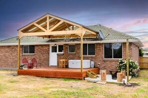 Terrace/patio - Sorell Spa Retreat near Hobart Airport (Sorell)