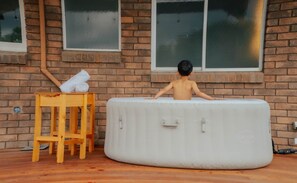 Outdoor spa tub - Sorell Spa Retreat near Hobart Airport (Sorell)