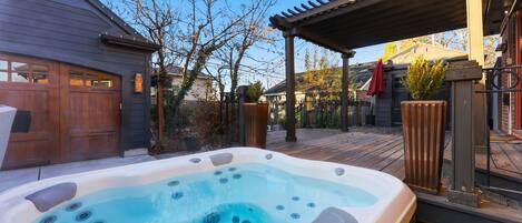 Outdoor spa tub
