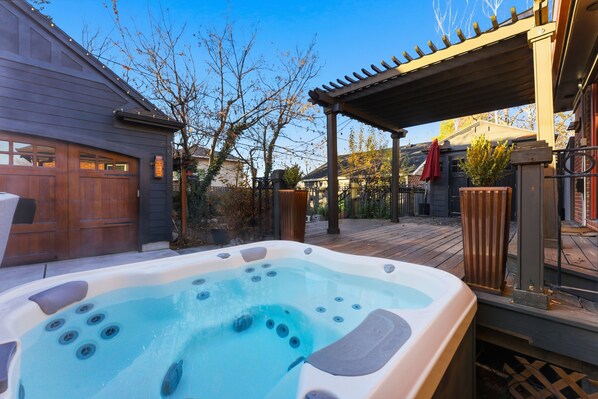 Outdoor spa tub