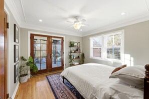 4 bedrooms, iron/ironing board, WiFi, bed sheets