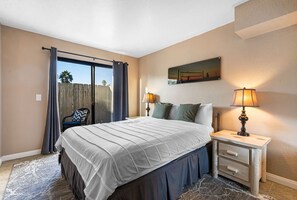 3 bedrooms, iron/ironing board, travel cot, free WiFi - Point Loma Hideaway · Relaxing Hot Tub + AC (San Diego)