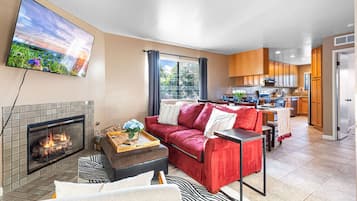 TV connectée, cheminée, baby-foot, livres