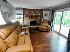 Smart TV, fireplace, books, stereo - Beautiful wooded property along a peaceful creek, sleeps up to 14 comfortably (Sheridan)