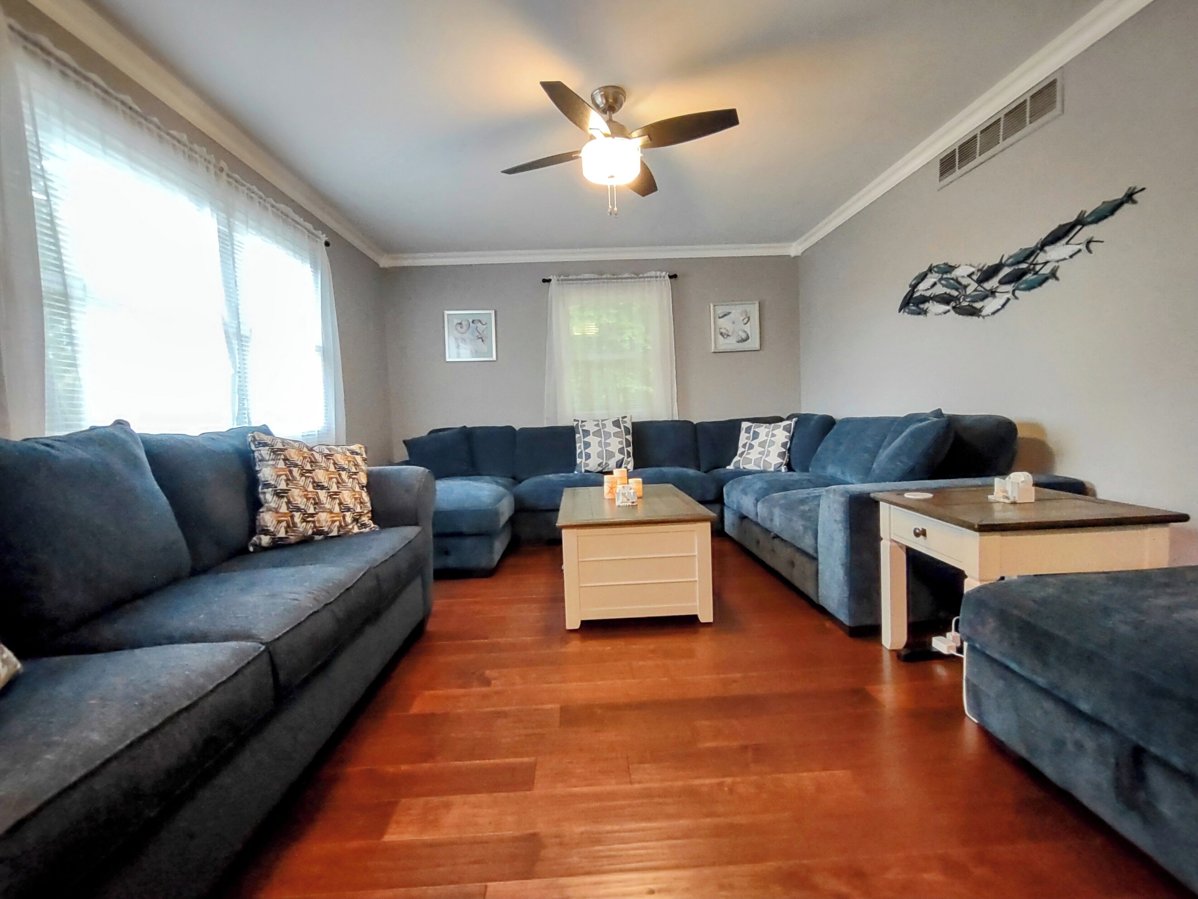 Smart TV, fireplace, books, stereo