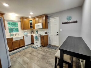 ثلاجة، ميكروويف، فرن، موقد طهي مسطح